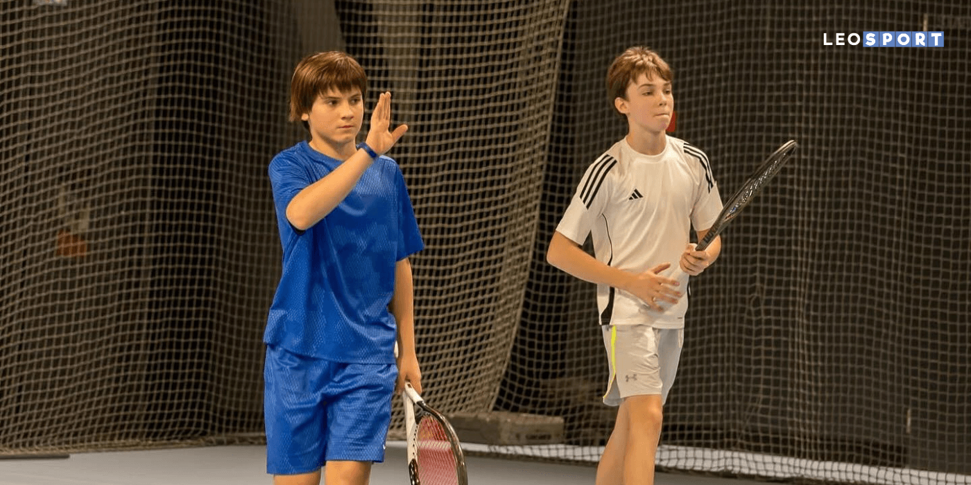 Молоді тенісисти на кортах LEOSPORT